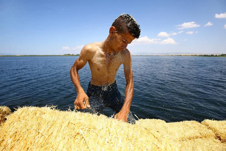 <p>Konya'da, Beyşehir Gölü üzerindeki Çeçen Adası'nda hububat hasadının ardından toplanan tonlarca saman balyaları, göl üzerindeki serüvenli yolculuğun ardından kıyıya çıkarılıyor.</p>

<p> </p>
