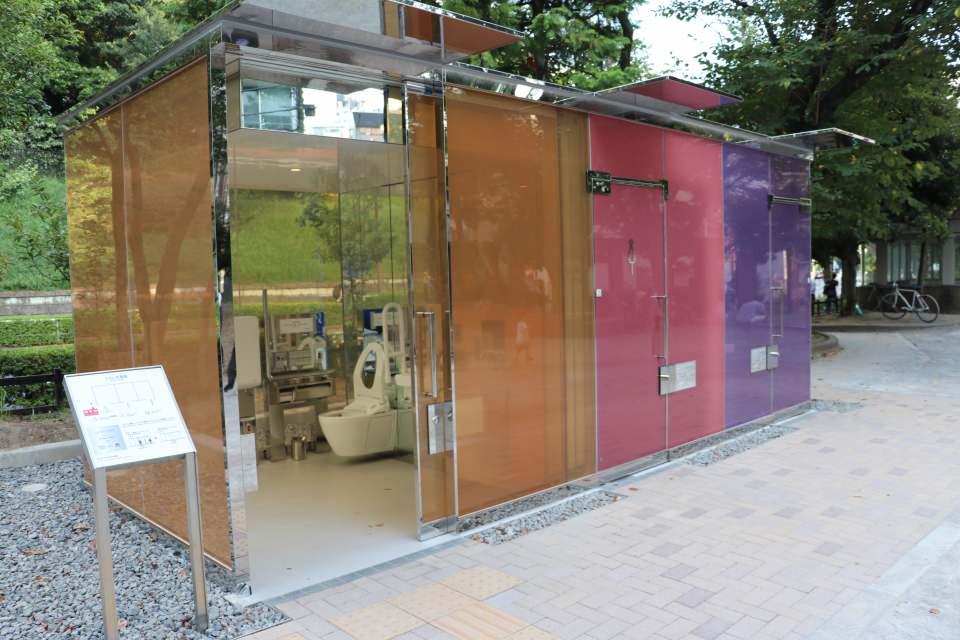 <p>Tokyo’nun yoğun iş ve ticaret merkezlerinden Şibuya semtinin 17 ayrı noktasındaki parklarda inşa edilecek tuvaletlerin kullanıcılara hijyen ve şeffaflık sağlaması amaçlanıyor.</p>
<p> </p>