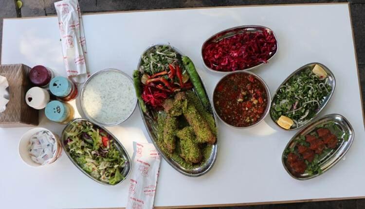 <p>İçine kekik, tuz, çekilmiş ve tane Antep fıstığı dürüm edip sarıyoruz.</p>

<p> </p>
