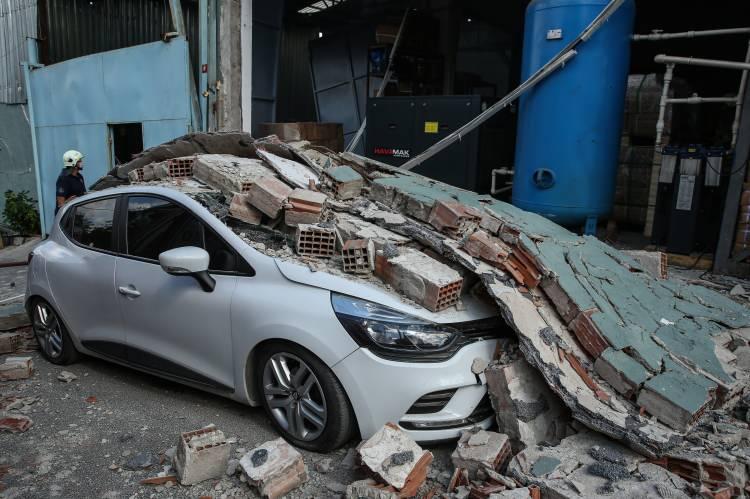 <p>İstanbul Sultangazi'de metal bilye fabrikasında patlama oldu. Fabrika duvarının yıkıldığı olayda 1'i ağır 3 kişi yaralandı. Mahalle muhtarı Sabri Kaya, "İtfaiye ve güvenlik güçleri şu anda gerekli tedbirleri aldı. </p>