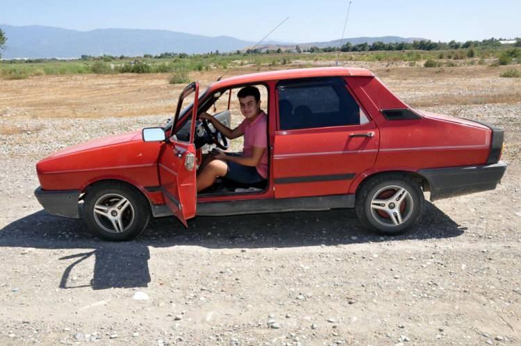 <p>Merkeze bağlı Kesmeburun köyünde yaşayan Ali Pampallı, amcasının oğluna ait 1999 model otomobile, yaklaşık 90 lira harcayarak elektronik parçalar entegre ettiğini ve sesli komut özelliği eklediğini belirtti.</p>