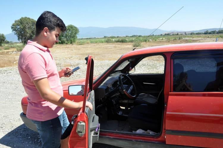 <p>Üniversite öğrencisi Ali ''Bu araçta mekanik aksam çok olduğu için ancak bu kadar özellik ekleyebildim ama elektrikli araçlar üzerinde fırsat verildiği takdirde daha ilerisini yapabilirim. Bu çalışmamı bir haftada geliştirdim. Öncesinde altyapısını oluşturmuştum. En sonunda araca monte edip çalıştırdım" diye de konuştu</p>
