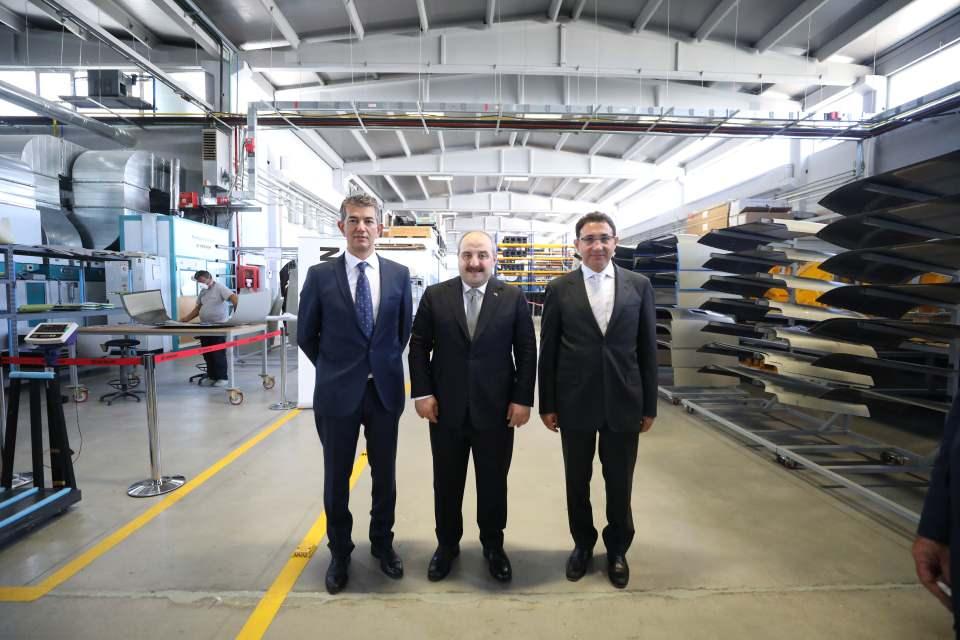 <p>Ar-Ge merkezi de olan firma, uluslararası imalat, tedarik zinciri ve organizasyon standartlarında üretim gerçekleştirirken, dünya havacılık devi şirketlerin ihtiyaç duyduğu bazı parçaların tek tedarikçisi konumunda bulunuyor. </p>
<p>Firma, kompozit parça imalat sektöründe TUSAŞ dışında doğrudan yurt dışıyla çalışan ve offset dışı iş almayı başarmış tek özel firma özelliğine sahip. </p>