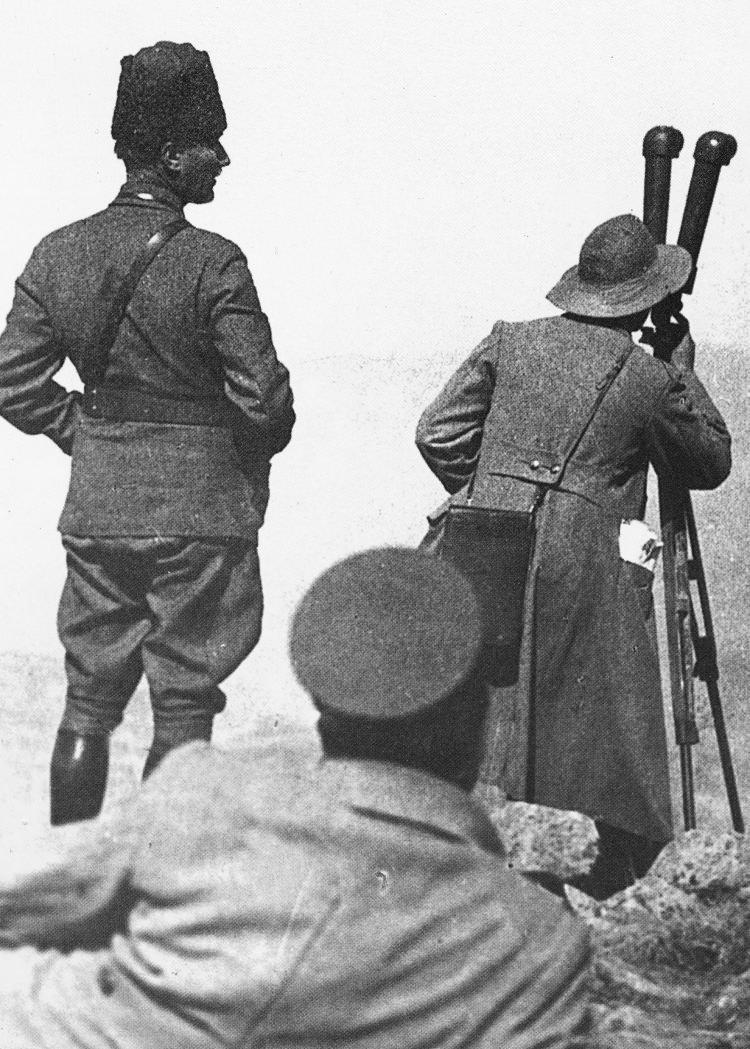 <p>Büyük Önder Mustafa Kemal Atatürk komutasındaki Türk ordusunun 30 Ağustos'ta zaferiyle sonuçlandırdığı Milli Mücadelenin ayrıtıları AA Arşivi'nde yer alıyor. 26 Ağustos 1922'de Mustafa Kemal Atatürk, Afyon Kocatepe'de. </p>

<p> </p>

