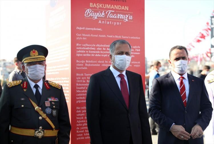 <p> Galata Köprüsü üzerinde açılan sergi vatandaşların beğenisine sunuldu. 30 Ağustos 1922’de Dumlupınar’da Mustafa Kemal’in başkumandanlığında zaferle sonuçlanan Büyük Taarruz’un akıllarda kalan karelerinin yer alan serginin açılışı, İstanbul Valisi Ali Yerlikaya, İstanbul Emniyet Müdürü Zafer Aktaş ve Beyoğlu Belediye Başkanı Haydar Ali Yıldız’ın katılımıyla gerçekleşti.<br />
</p>
