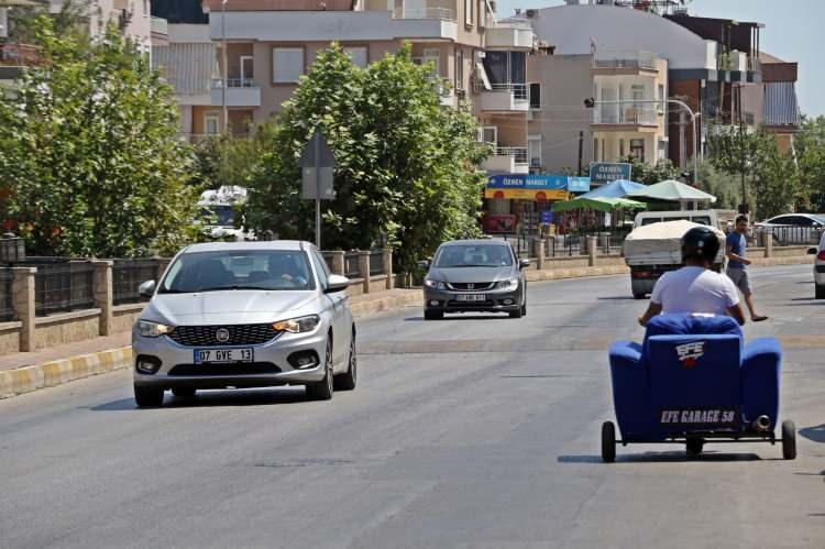 <p>3 bölümden oluşturduğu mini havuzla trafiğe çıkarak caddelerde dolaşan Tokmak, görüntülerin sosyal medyada yayınlanmasının ardından polis tarafından araç otoparka çekildi, Tokmak ise 2 bin 500 lira ceza aldı. </p>