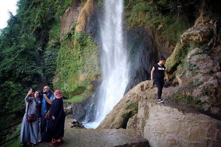 <p>&Ccedil;ağlarca Mahallesi'nde, etrafı yemyeşil ağa&ccedil;larla &ccedil;evrili olan ve coşkun akan suyuyla ziyaret&ccedil;ilerine doğal g&uuml;zellik sunan Sunturas Şelalesi, kent merkezinden ve &ccedil;evre illerden gelen ziyaret&ccedil;ilerin uğrak mekanı oluyor.</p>

<p>&nbsp;</p>

