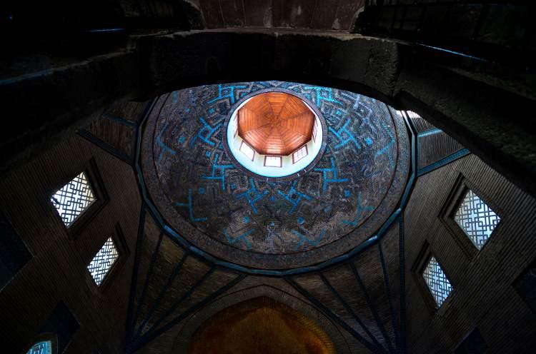 <p>Selçuklu Sultanı 2. İzzeddin Keykavus döneminde Vezir Sahip Ata Fahreddin Ali tarafından 1264'te hadis ilmi öğretilmek üzere yaptırılan İnce Minareli Medrese, adını minaresinin estetik özelliğinden alıyor.</p>
<p> </p>