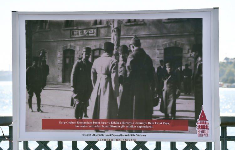 <p>Beyoğlu Belediye Başkanımıza bu güzel sergide bizi tekrar bir araya getirdiği için teşekkür ederim. Bayramımızın heyecanını bu güzel kadrajlarda ‘geçmiş zaman olur ki hayali cihan değer’ manasını bizlere yaşattığı için tekrar teşekkür ediyorum” şeklinde konuştu<br />
Beyoğlu Belediye Başkanı Yıldız, “Bugün hep birlikte millet olarak kazandığımız zaferin heyecanını, coşkusunu yaşıyoruz.</p>
