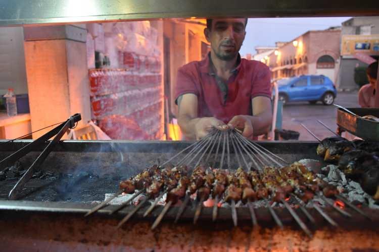 <p>Adana'nın tarihi Kazancılar &Ccedil;arşısı'ndaki "Ciğerciler Sokağı" adıyla anılan caddede, pazar g&uuml;n&uuml; havanın aydınlanmaya başlamasıyla tatlı bir telaş başlıyor.&nbsp;</p>

<p>&nbsp;</p>
