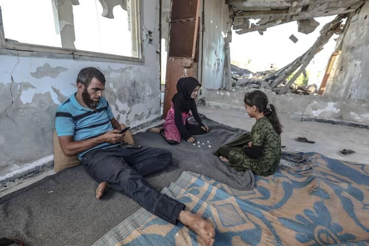 <p>Kampta yaşamak için herhangi bir gelirinin olmadığını vurgulayan Zennub, "İş olmadığı için çalışmıyorum. Enkaz halindeki evimize döndüğümüzde çocuklar biraz korktu ve ağladı ama şimdi alıştılar. Neticede insanın evinden güzel bir şey yok." ifadesini kullandı.</p>

<p> </p>
