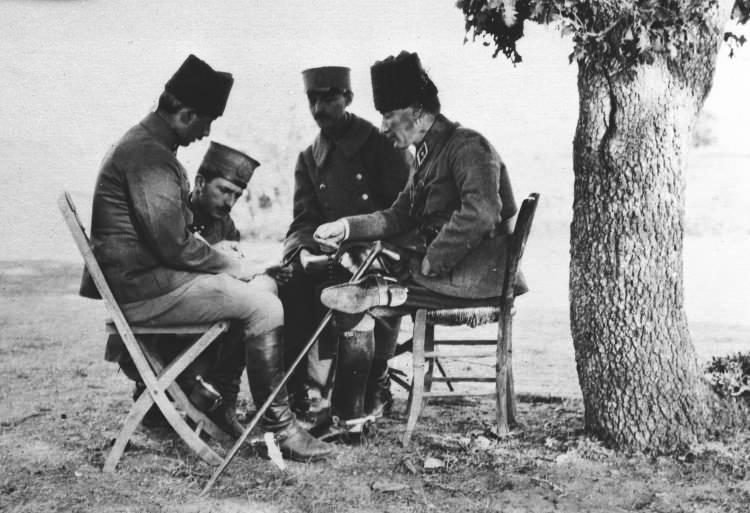 <p>Batı Cephesi Komutanı İsmet Paşa (solda), Başkomutan Mustafa Kemal (Atatürk) (sağda) ve Albay Asım (Gündüz) bey (sol 2) ile 25 Ağustos 1922'de Büyük Taaruz öncesi harita üzerinde çalışırken. </p>
