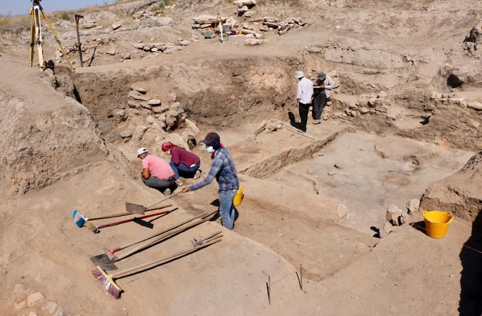 <p>Höyüğün doğusu ve batısındaki çalışmalarda, dönemin konutlarından birinde bulunan 5 bin yıllık paletin, çanakların boyanması için kullanıldığı tahmin ediliyor.</p>

<p> </p>
