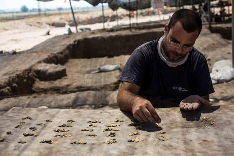<p>Kazıyı yöneten Liat Nadav-Ziv, Reuters’a yaptığı açıklamada, “Bin yüz yıl önce bu hazineyi gömen kişi onu almak için geri dönmeyi planlıyordu, çünkü kil kabı hareket etmemesi için bir çiviyle toprağa sabitlemiş, ancak ona neyin engel olduğuna dair sadece tahmin yürütebiliriz” ifadelerini kullandı.</p>
<p> </p>
