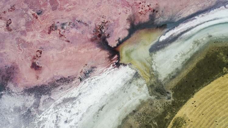 <p>Tatlı su g&ouml;l&uuml; olan K&uuml;&ccedil;&uuml;k G&ouml;l, suların azalmasına bağlı olarak artemia salina bakterisi nedeniyle pembeye b&uuml;r&uuml;nd&uuml;. Kuraklığın izleriyle birleşen renk, b&ouml;lgede g&uuml;zel manzara oluşturdu.&nbsp;</p>

<p>&nbsp;</p>
