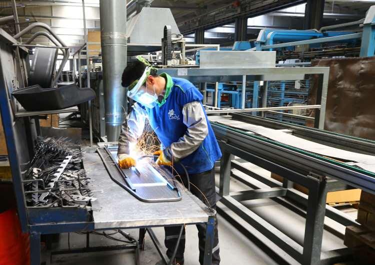 <p>Konya'da madeni eşya imalatı yapan bir firma, 25 yılda ürettiği 10 milyonu aşkın ütü masasını 60 ülkeye ihraç ederek, Türkiye ekonomisine katkı sağlıyor. </p>

<p> </p>

