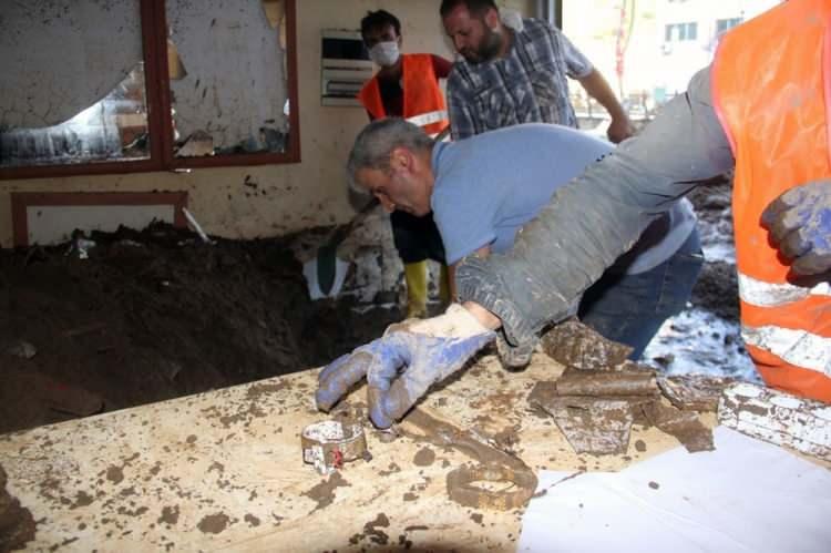<p>Giresun’da geçen hafta sonu etkili olan yağışın sele dönüşmesi sonucu ev ve iş yerleri çamur deryasına döndü. İş yerini temizleme çalışmalarını sürdürenlerden birisi olan İbrahim Hamurcuoğlu ise kuyumcu dükkanındaki çamur deryasında altın ve değerli antika eşyalarını arıyor.</p>
<p> </p>