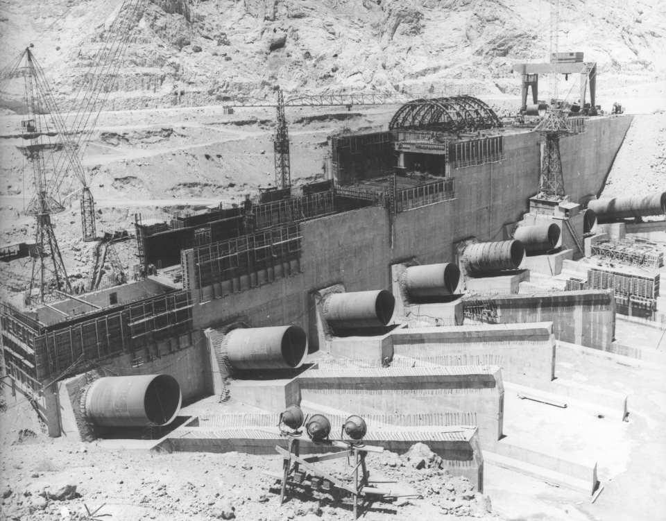 <p>Doğal göllerle bir arada sıralandığında Van, Tuz ve Atatürk Baraj Gölü'nün ardından 4. sırada yer alan Keban Baraj Gölü'nün, Murat Nehri vadisi boyunca uzunluğu 125 kilometreye ulaşıyor.</p>