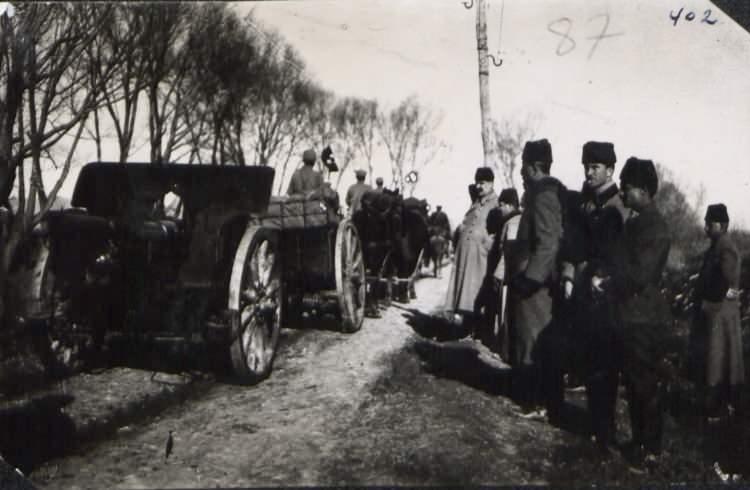 <p>Fotoğrafta bir topçu birliğinin Fevzi Çakmak'ı selamlaması görülüyor.</p>
