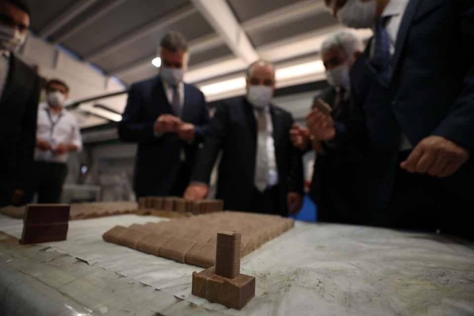 <p><strong>Firmanın TUSAŞ, Baykar ve Aselsan gibi yerli savunma sanayi firmalarına da üretim yaptığını anlatan Varank, şunları kaydetti:</strong></p>
<p>"Kompozit ham maddesinin üretimiyle ilgili de Türkiye'de büyük yatırımlar var. Gerek bu ham maddeyi yurt içinde üretenler gerekse ham maddeyi işleyip nitelikli malzemeye dönüştüren firmalar Türkiye'nin gelecek dönem ekonomi planlamalarında ve üretim faaliyetlerinde önemli yer tutacak."</p>