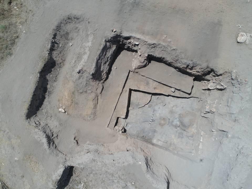 <p>Kültür Varlıkları ve Müzeler Genel Müdürlüğünden alınan izinler doğrultusunda Küllüoba Höyüğü'nde başlatılan kazıda bu yıl, Bilecik Şeyh Edebali Üniversitesi (BŞEÜ) öncülüğündeki Çukurova, Batman ve Hacettepe üniversitelerinden öğretim üyeleri ve öğrencilerden oluşan 30 kişilik ekip görev yapıyor.</p>
<p> </p>