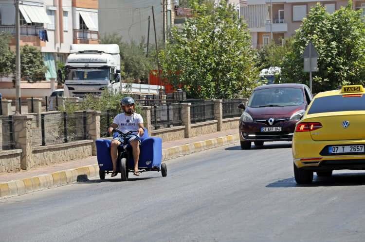 <p>Antalya'da emlak alım satım ve otomobil aksesuarı işiyle uğraşan Murat Tokmak, daha önce 3 bin liraya satın aldığı 1987 model otomobilin tavanını kesti ve aracın içini havuz haline getirdi. </p>

<p> </p>
