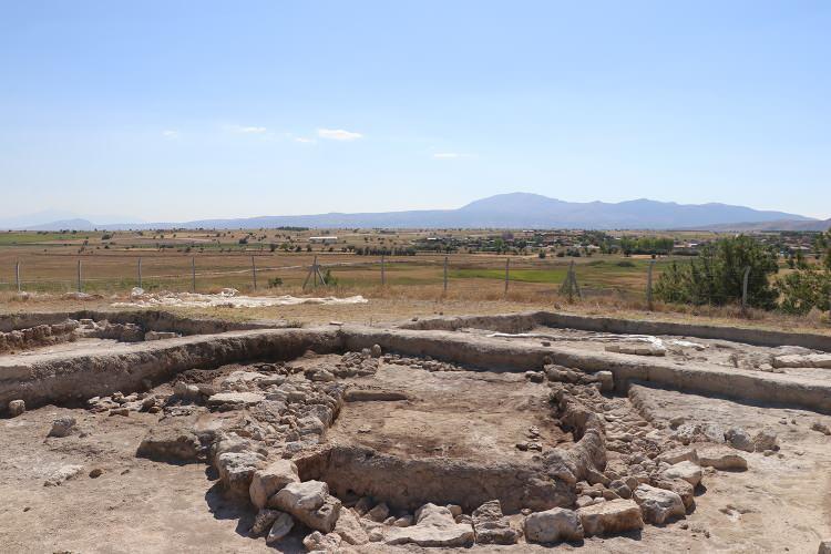 <p>Batı Anadolu'nun en eski yerleşim yerlerinden olan Ekşi Höyük'teki kazılarda ortaya çıkan bulgular insanlık tarihine ışık tutuyor.</p>

<p> </p>
