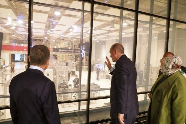 <p>"1 MİLYAR LİRA YATIRIM" </p>
<div> </div>
<div>Cumhurbaşkanı Erdoğan, "Türkiye olarak sadece kısa vadeli hedefleri değil, orta ve uzun vadeli hedefleri de ele almamız lazım. Katma değeri yüksek ürünlere inovasyona yönelmemiz lazım. Yerlileşmeye ve kendi kendine yeter olmayı merkeze alarak küresel rekabette öne geçmeliyiz. Teknoloji odaklı sanayi hamlesi projemizde tarihi bir adım atıyoruz bu program kapsamında ülkemizin için kritik öneme sahip konuları tespit ettik. Programımızın ilk çağrısını yerli kabiliyetlerimizi hızla arttırmak için makine sektörüne yapmıştık. 10 projenin destek kararını tamamladık. Bu projeler için 1 milyar lira yatırım yapılacak" dedi.</div>