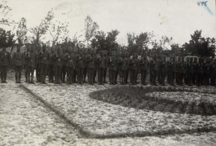 <p>Fotoğrafta Büyük Taarruz'un siklet merkezi olarak nitelendiren 1. Ordu'ya ait bir piyade birliği görülüyor.</p>
