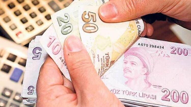 <p>Cumhurbaşkanı kararıyla yayımlanan genelgeyle kamuda esnek çalışmanın sürmesine karar verildi. Genelgeyle ihtiyacı karşılayacak kadar asgari personel bulundurulması koşuluyla, çalıştırılma biçimine bakılmadan kamu kurum ve kuruluşlarında çalışanlara, uzaktan çalışma, dönüşümlü çalışma gibi esnek çalışma yöntemi uygulanabilmesine ve idari izin verilmesine imkân sağlandı.</p>
<p> </p>