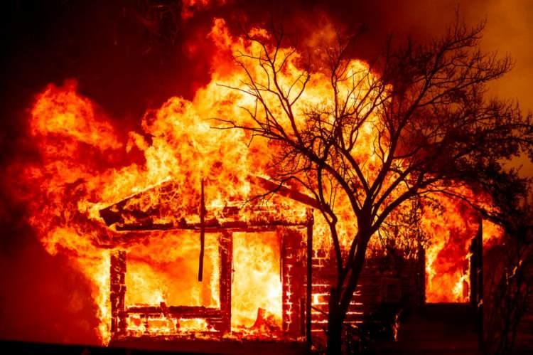 <p>Dünden itibaren Ulusal Muhafızlar ve askeri uçaklar yangınla mücadelede aktif rol almaya başladı. Güney California’da devam eden 6 kilometrekarelik alanda etkili olan yangına müdahale eden bir UH-1 tipi helikopter ise geçtiğimiz hafta içerisinde düşmüş, kazada pilot hayatını kaybetmişti.</p>
