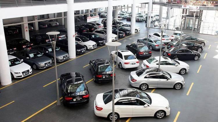 <p>Örneğin, motor silindir hacmi 1600 cc'yi geçmeyen, ÖTV matrahı 130 bin lirayı aşan otomobiller için ÖTV oranı yüzde 60'tan yüzde 80'e çıkarıldı.</p>