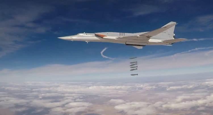 <p>Rusya’nın Kazan kentinde, modernize edilmiş stratejik bombardıman uçağı Tu-22M3M tanıtıldı. Uçak, sunum töreninin ardından kara ve hava testlerine gönderildi.</p>

<p>Ülke basınına konuşan  Rus askeri dergisi Arsenal Oteçestva Ticari Direktörü Aleksey Leonkov,  “Uçağın donatıldığı silahlar arasında öncelikle X-32 seyir füzesi, yeni nişan alma ve navigasyon sistemi olan SVP-24-22 geliyor. Ayrıca bombardımana, olası düşmanın hava savunma, füze savunma ve elektronik karıştırmanın güçlü direnişi koşullarında hareket etme fırsatını sağlayacak yeni savunma sistemleri var” dedi.</p>

