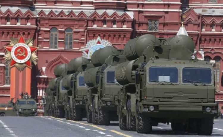<p>S-500 tek seferde 10 hedefe kadar kilitlenebilecek ve hızları saniyede 7 kilometreyi aşmayan balistik hedefleri vurabilecek.</p>

<p> </p>
