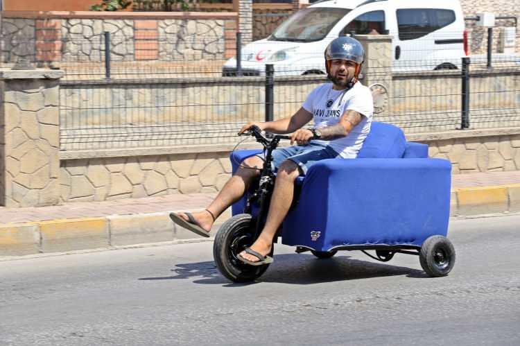 <p>Olaydan bir süre sonra Tokmak bu sefer aynı model başka bir otomobil aldı. Yine aracın tavanını kesen Tokmak, otomobilin iç kısmında ahşaptan teras alanı oluşturdu, bagaj kısmına ise mangal monte etti. </p>