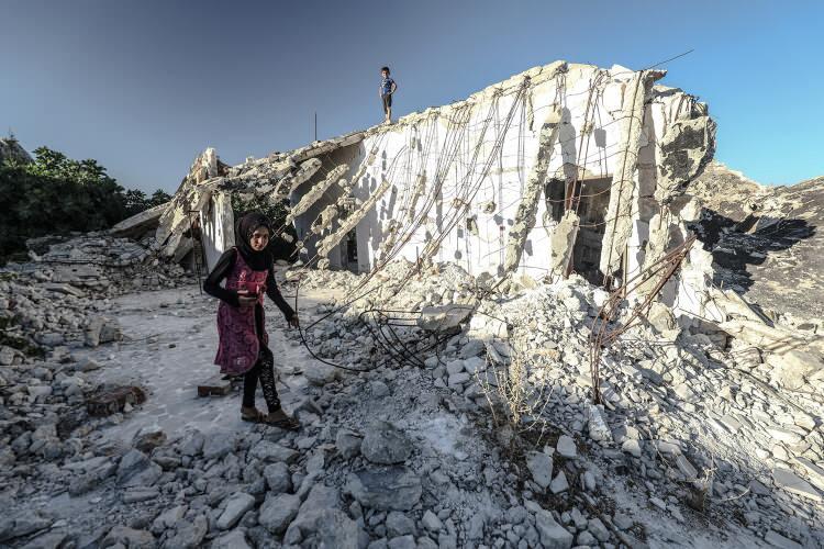 <p>Suriye'de Beşşar Esed rejimi ve destekçilerinin saldırılarından kaçarak kamplara sığınan Bilal el Zennub, ailesiyle çadırdaki zorlu yaşam şartlarına dayanamayıp ölümü göze alarak cephe hattındaki enkaz haline gelen evine döndü.<br />
 </p>
