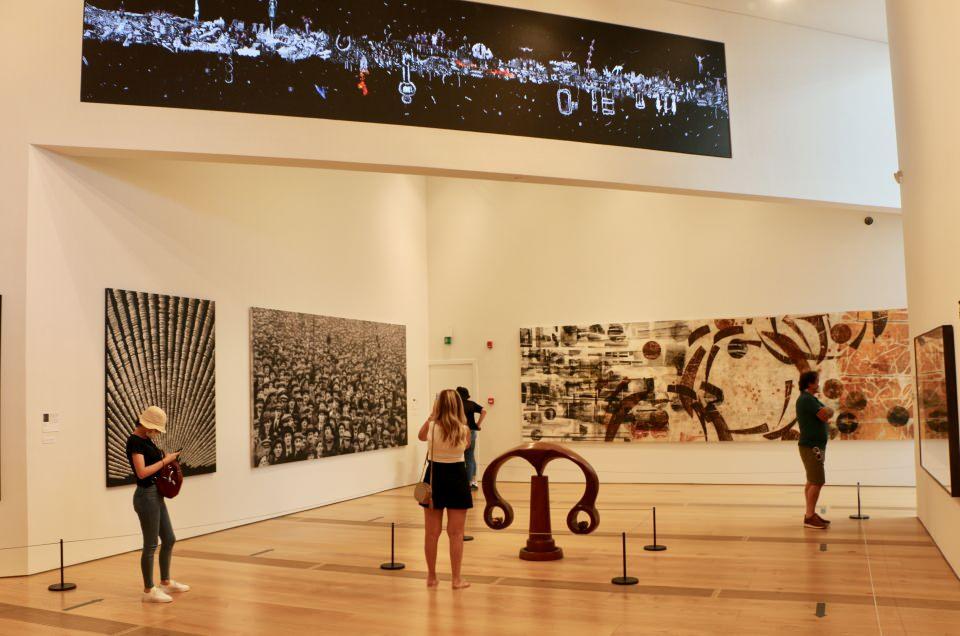 <p>Osmanlı kubbe mimarisi, geleneksel Japon mimarisi ile Odunpazarı sivil mimarisinden esinlenerek &uuml;nl&uuml; Japon mimarlık ofisi Kengo Kuma and Associates (KKA) tarafından tasarlanan m&uuml;ze, Cumhurbaşkanı Recep Tayyip Erdoğan'ın 7 Eyl&uuml;l 2019'da ziyarete a&ccedil;masından bu yana sanatseverlerden ve kentin ziyaret&ccedil;ilerinden ilgi g&ouml;r&uuml;yor.</p>

<p>&nbsp;</p>
