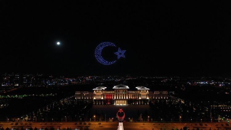 <p>Başkan Erdoğan, 30 Ağustos Zafer Bayramı mesajında, "Türkiye'nin istiklal ve istikbal mücadelesi bugün de devam etmektedir" dedi. Erdoğan, Corona nedeniyle bu yıl resepsiyon verilmedi. Anıtkabir'deki törene katıldı. Daha sonra Külliye'de tebrikleri kabul edecek. Akşam, Cumhurbaşkanlığı Senfoni Orkestrası, TSK Armoni Mızıkası ve Mehteran Birliği'nin konseri ve 300 drone ile ışık gösterisi gerçekleştirildi.</p>
