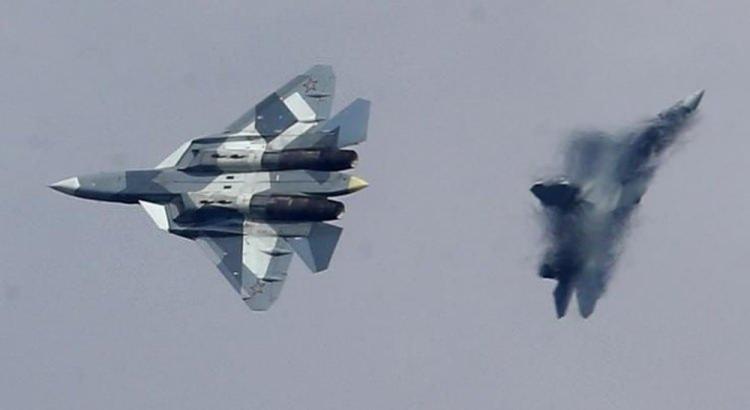 <p><strong>İŞTE PUTİN'İN "CAYDIRICI GÜCÜ"<br />
</strong><br />
Rus medyasının "Putin'in caydırıcı gücü" adını taktığı Su-57'ler seri üretime geçmek için geri sayıma başladı.</p>
<p>Rusya’nın önümüzdeki sene seri üretime geçecek avcı uçakları Su-57’lerin özellikleri netlik kazanmaya başladı. </p>