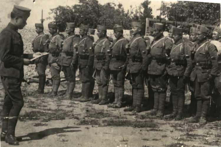 <p>Fotoğrafta piyade birliğine emir konduğu sırada çekilen fotoğraf görülüyor</p>
