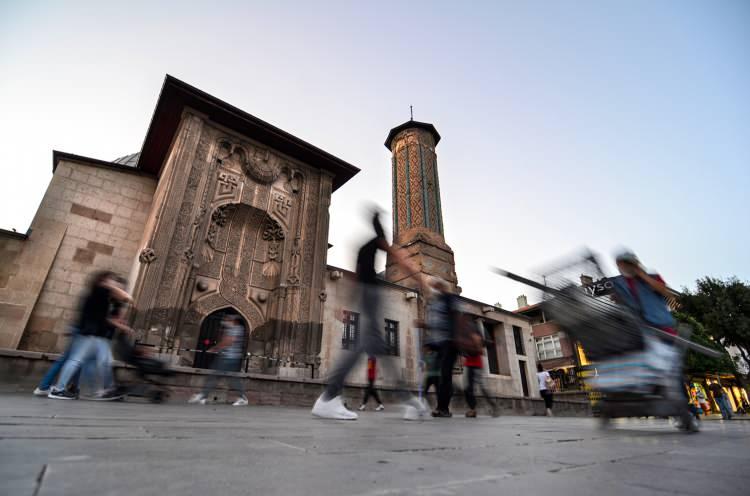 <p>Konya'da bulunan ve Anadolu'nun ilk üniversiteleri arasında gösterilen İnce Minareli Medrese, yıllara meydan okuyarak dimdik ayakta kalabilen anıtsal bir eser olarak görenleri tarihin içinde adeta bir yolculuğa çıkarıyor.</p>
<p> </p>