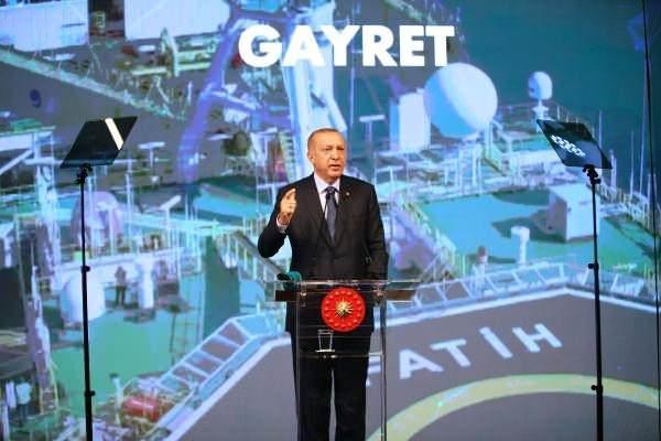 <p>Erdoğan törende yaptığı konuşmasında, "Zaferler haftasında, 30 Ağustos Zafer Bayramının arifesinde böyle bir tören yapmak çok çok anlam taşıyor" dedi. Cumhurbaşkanı Erdoğan, "Ekonomimizin tökezlemesi için ellerini ovuşturanlara inat üretmeye devam ediyoruz. Kovit-19 salgınında bir çok ülke ekonomik sarsıntı yaşarken Türkiye ekonomisi toparlanmaya devam ediyor. Normalleşme takvimiyle beraber mevcut yatırımlara yenilerini ekliyoruz. Firmalarımız rekabetçi fiyatları, hepsinden önemlisi güvenilirlikleriyle öne çıkıyor" diye konuştu.</p>
