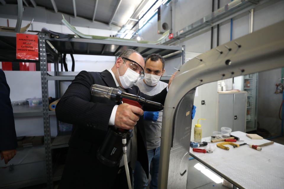 <p>Üretimi devam eden helikopter kapısına perçin çakan Varank, daha sonra AA muhabirine açıklamalarda bulundu. </p>
<p> </p>