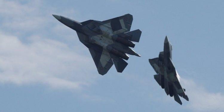<p>Su-57 Avcı Uçakları, 30 Hava Hedefini Aynı Anda Takip Edebiliyor. Bunun uçağın her kısmına yerleştirilen antenler sayesinde gerçekleşebildiği belirtiliyor.</p>

<p>İlk uçuşunu 2010 yılında yapan Su-57, aradan geçen 8 yıla rağmen hala seri üretime geçemedi.</p>
