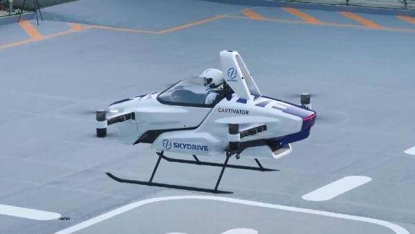 <p><strong>2023 YILINDA PİYASAYA SÜRÜLECEK</strong></p>
<p>Uçan araba projesinin sahibi SkyDrive girişimine başkanlık eden Tomohiro Fukuzawa basına yaptığı açıklamada, "uçan arabanın" 2023 yılına kadar günlük hayatta kullanılacak bir ürün haline gelmesini umduğunu söyledi.</p>