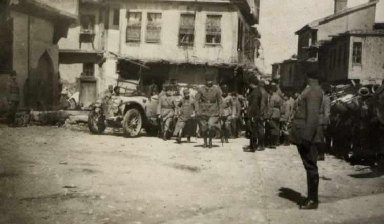 <p>Fotoğrafta Atatürk'ün Çay'da konuşlu olan ve harekatın siklet merkezi olarak nitelendirilen 1. Ordu'nun karargahında askeri bandoyla karşılanması görülüyor. </p>
