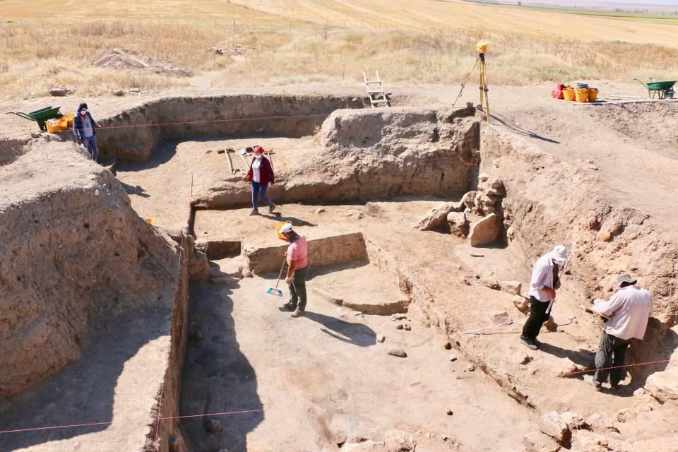<p>Seyitgazi ilçe merkezinin 15 kilometre kuzeydoğusunda yer alan, 350 metre boyunda, 150 metre enindeki höyükte Tunç Çağı izleri aranıyor.</p>
<p> </p>