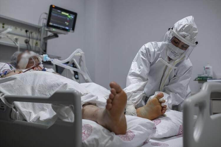 <p>Vali Erkaya Yırık, beraberinde İl Emniyet Müdürü Celal Sel, İl Jandarma Komutanı Albay Ali Yıldız, ilgili kamu kurum ve kuruluş müdürleriyle birlikte Karakoçan ilçesini ziyaret etti.</p>
<p> </p>