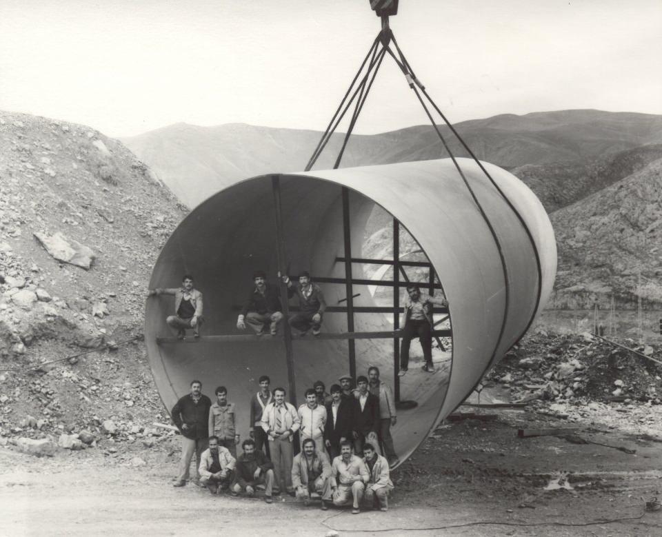 <p>Enerji açısından Türkiye'nin ilk dev yatırımlarından olan ve 1965 yılında yapımına başlanan Keban HES'in 1974 yılında ilk 4 büyük tribünü, 1981 yılında da diğer 4 türbini devreye girdi.</p>
<p> </p>