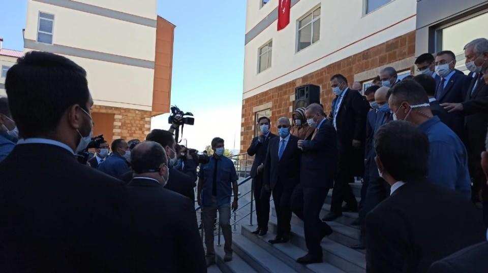 <p>Cumhurbaşkanı Recep Tayyip Erdoğan, MHP Genel Başkanı Devlet Bahçeli ile birlikte Ahlat Gençlik Kampı’nın açılışını gerçekleştirdi.</p>
